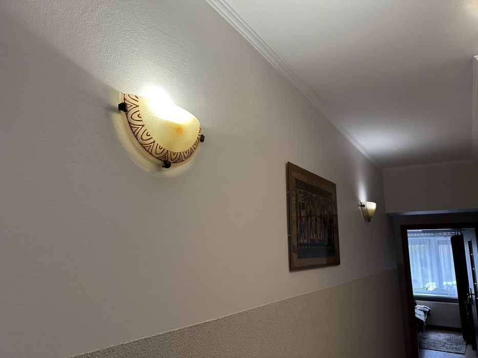 Zestaw plafon sufitowy plus trzy kinkiety. Caly zestaw jest szklany.