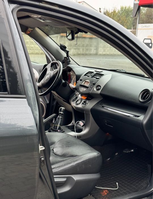 Автомобіль Toyota RAV4