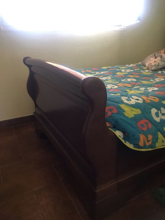 Mobilia de quarto com duas camas individuais, mesinha de cabeceira