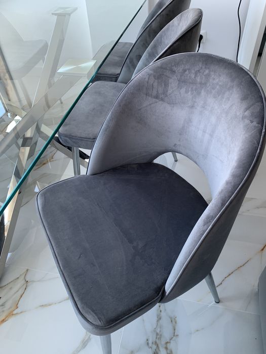 Vendo mesa e 6 cadeiras em veludo cinza tudo como novo
