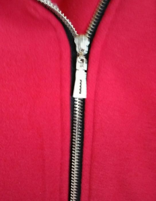 Nowy czerwony płaszcz zimowy