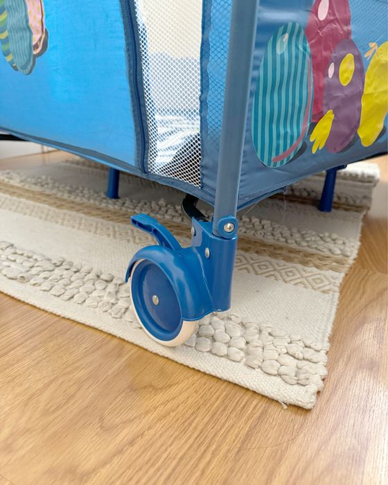 Parque infantil azul e branco