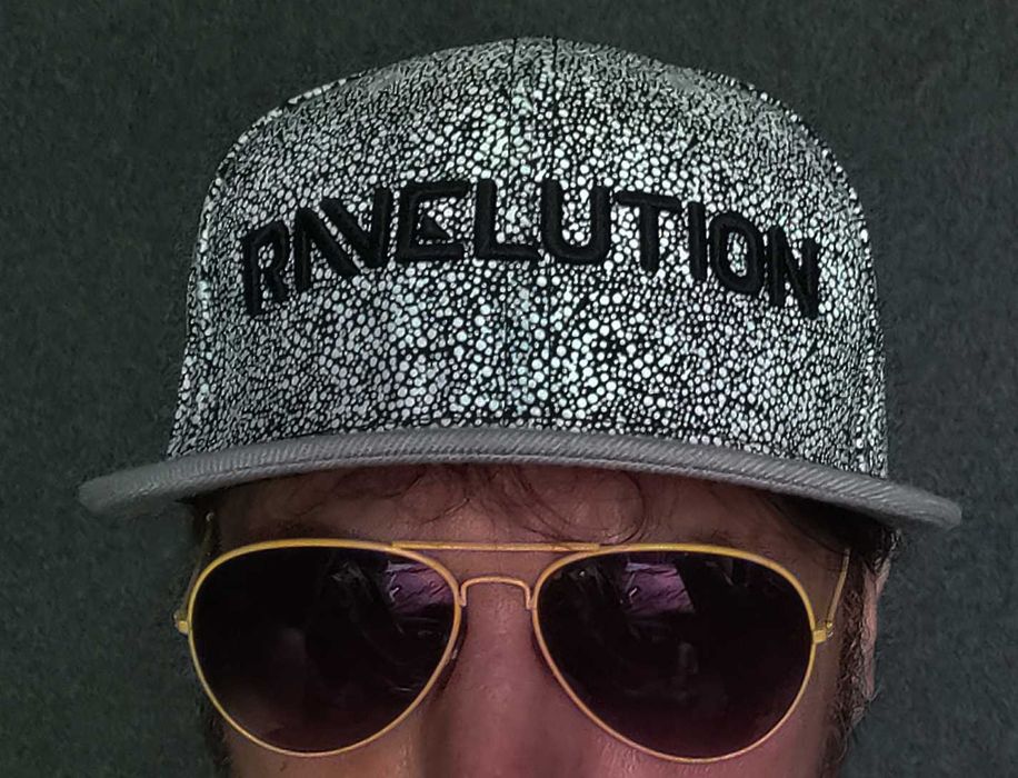 Бейсболка прямий козирок Ravelution Dancecaps. com  світлонакопичувальне покриття