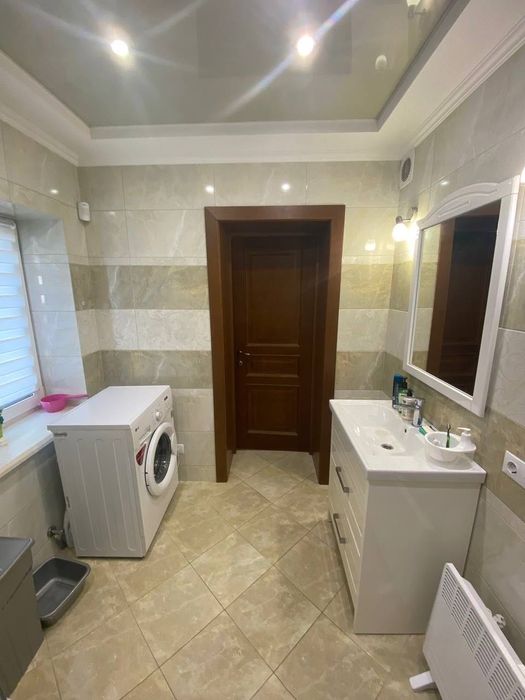 Продаж укомплектованого будинку з гаражем в районі Агропереробки!