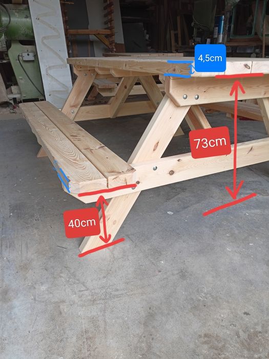 drewniany stół ogrodowy