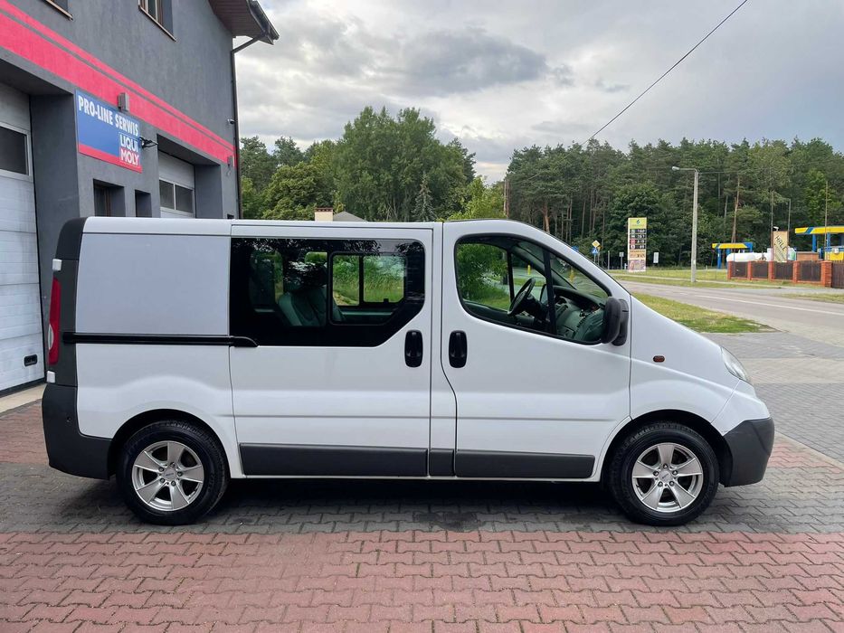 Wynajem Busa Opel Vivaro 9 osób B+Gaz