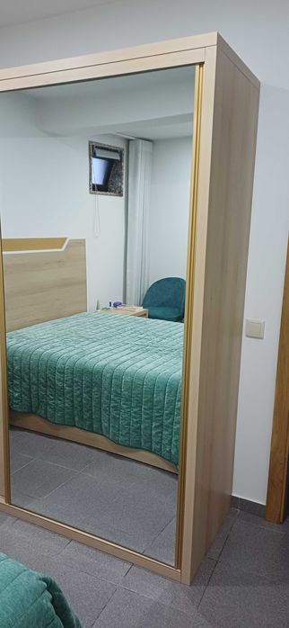 Roupeiro com porta em espelho