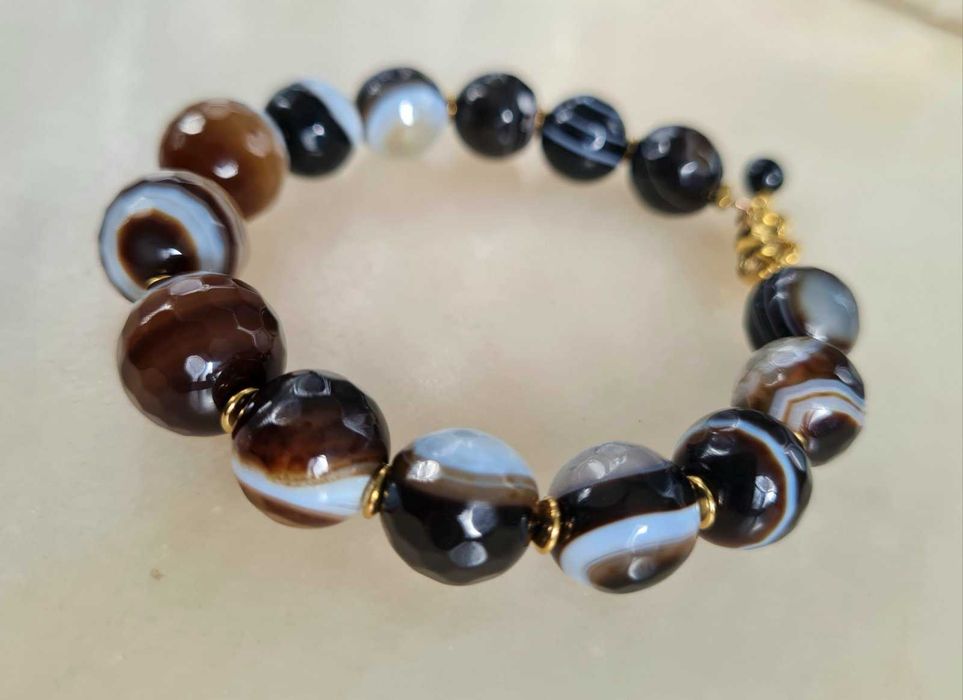 Pulseira feita de ágata facetada natural e hematita dourada
