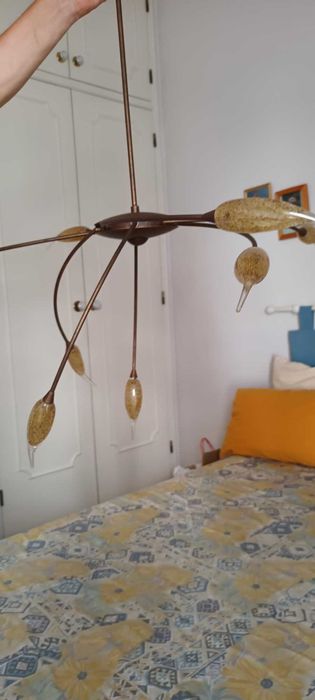 candeeiro suspenso com lâmpadas em lágrimas