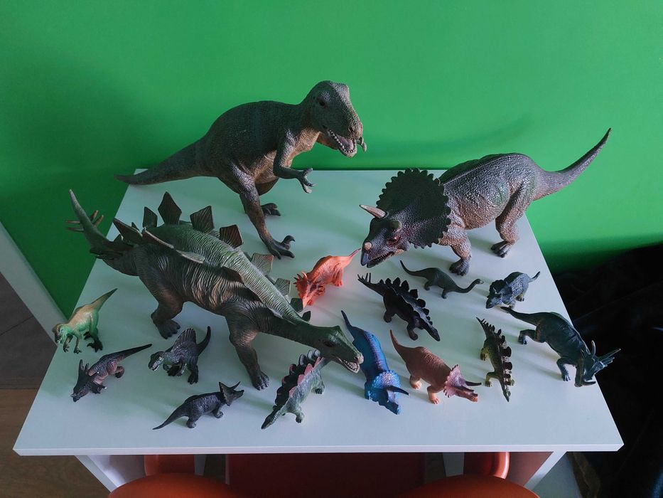 Dinozaury zabawki
