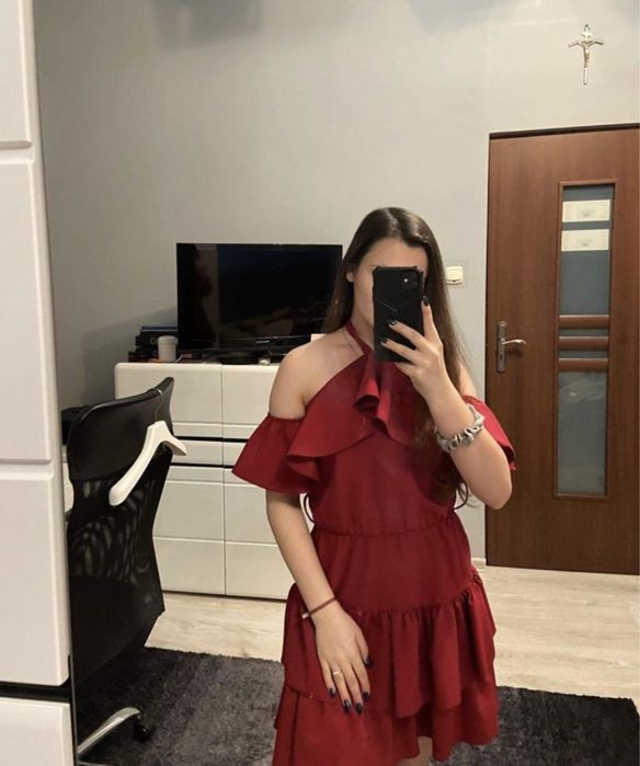 Bordowa sukienka z falbanami