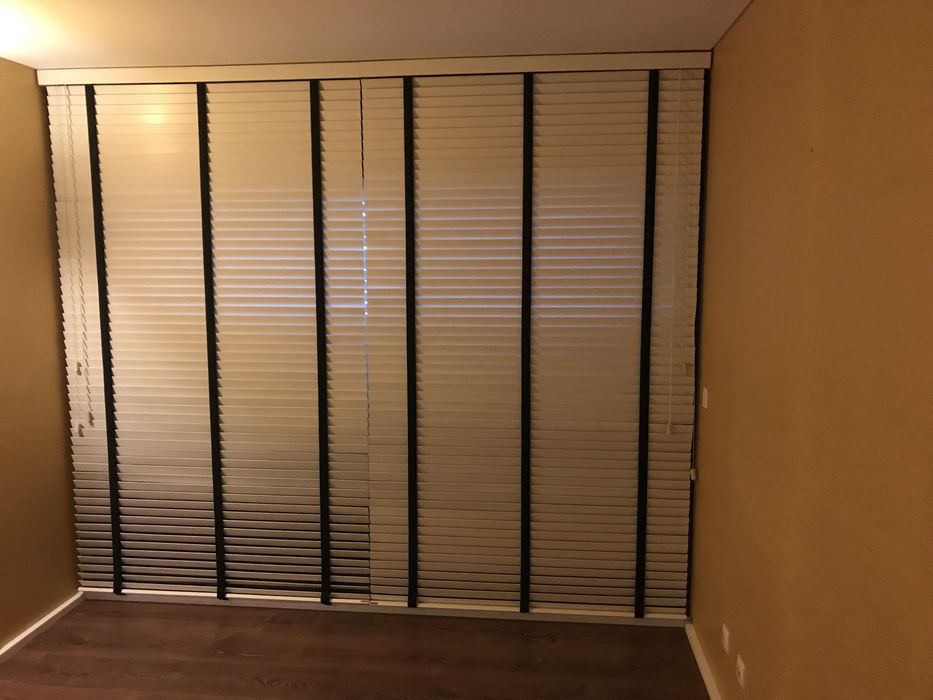 2 Estores Venezianos “Bandalux” em excelente estado.