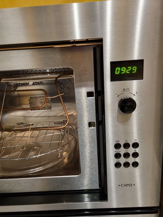 Microwela Caple z grilem i funkcją piekarnika