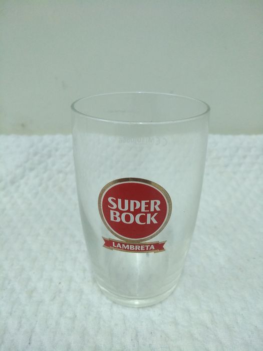 Grande variedade de copos com publicidade para coleção