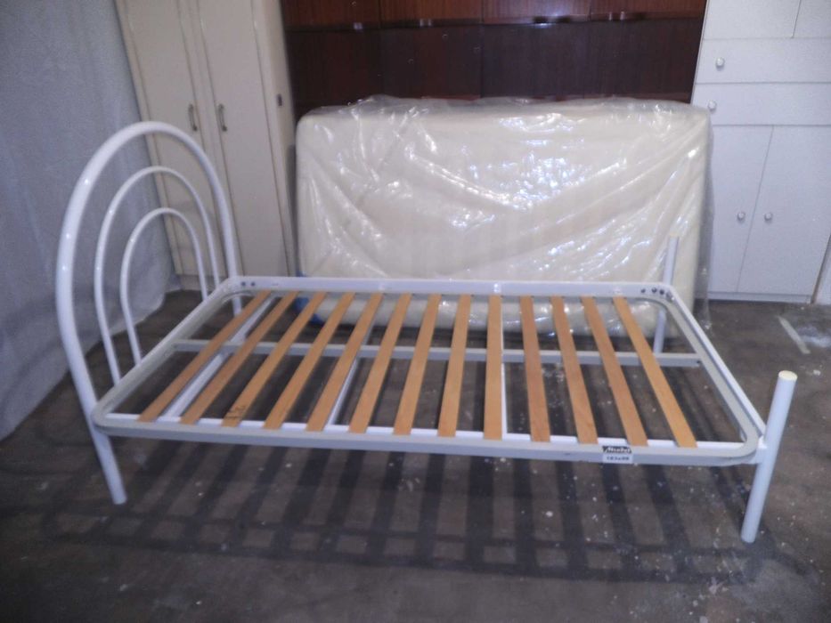 Cama individual de  ferro