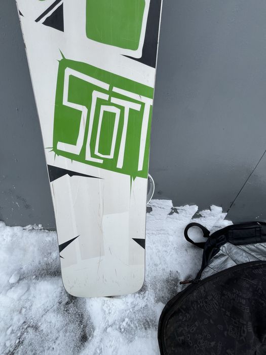 Сноуборд з кріпленнями.