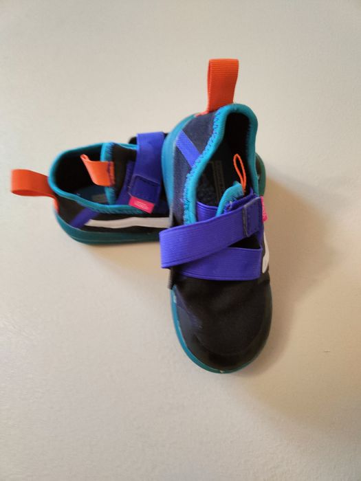 Buty, tenisówki dziecięce zapinane na rzepy.