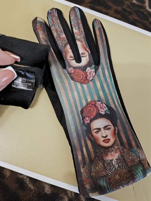 Рукавички з принтом Фріди Кало