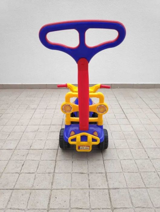 Andador, baloiço e carrinho de passeio