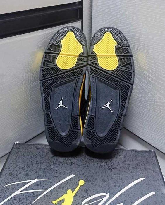 Jordan 4 Retro Thunder R.45