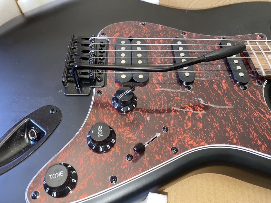 Pack Guitarra Elétrica Harley Benton ST-20HSS + Amp HB-20R com Reverb + Acessórios