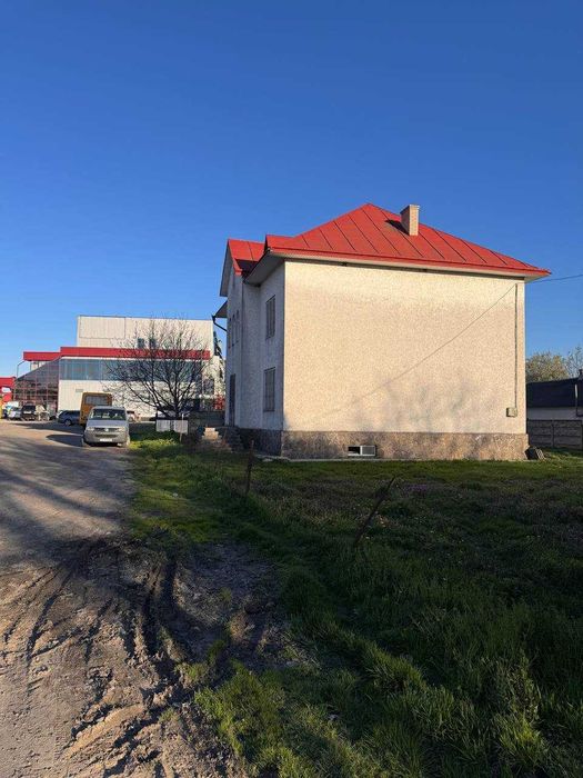 Продається будинок у самому центрі Боян