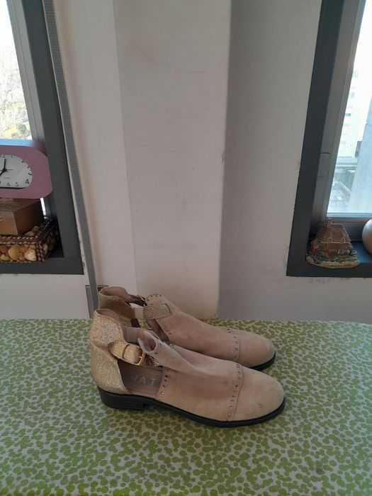 Vendo Botas de Senhora NATA muito bonitas como novas