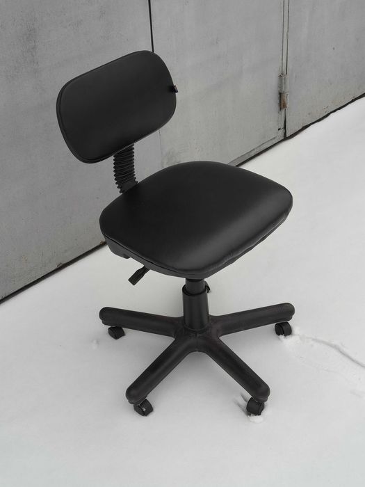 Маникюрное кресло (стул косметолога)