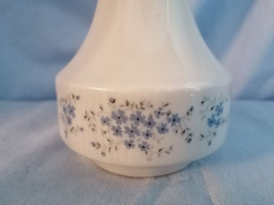 Porcelanowy wazon, wazonik sygnowany Chodzież PRL