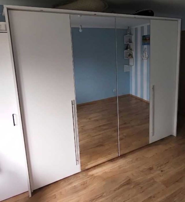 Biała szafa z oświetleniem