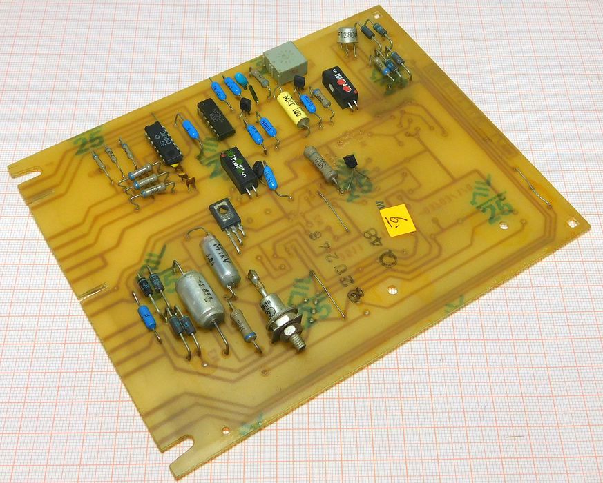 Płyta drukowana na odzysk części np. dioda KS680A układy DDR [KE]6