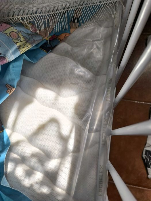 Cama de bebê como nova