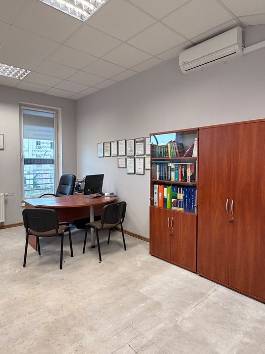 Meble  biurowe widoczne na zdjęciach