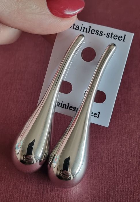 Brincos prateados, em aço, da gota/lágrima.  Super leves.