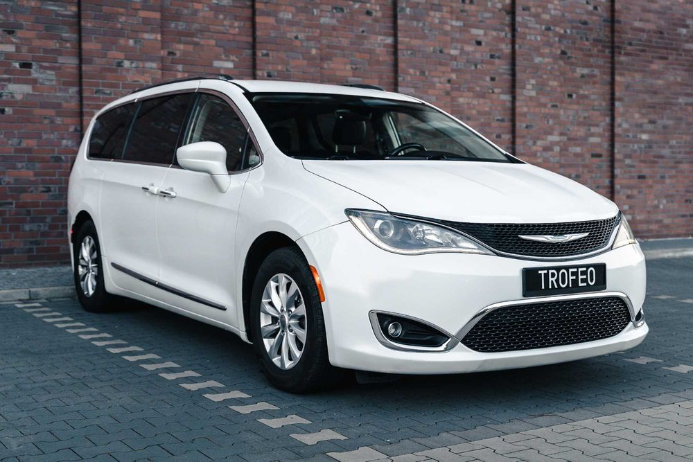 Wynajem Chrysler Pacifica 3.6 V6 (7 miejsc) wypożyczalnia samochodów