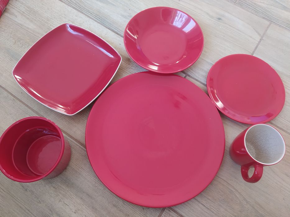 Ambition zastaw czerwonych naczyń stołowych+ doniczka ceramiczna kompl