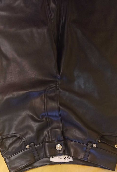Брюки экокожа Zara.