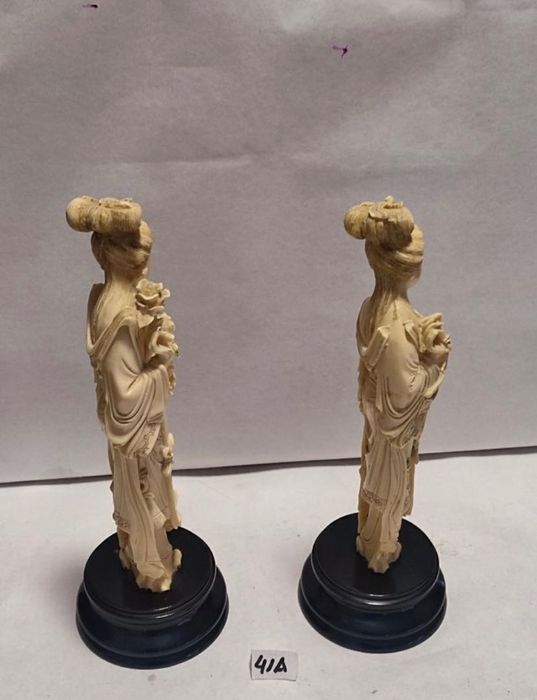Par de figuras orientais okimonos de geisha
