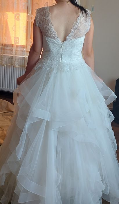 Suknia ślubna z falbanami