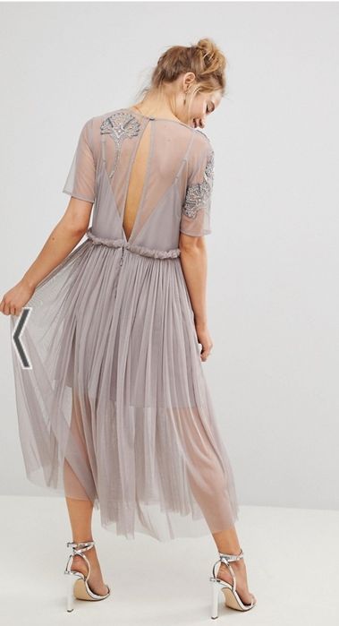 ASOS Sukienka midi z głębokim dekoltem i siateczką z ozdobnymi koralik