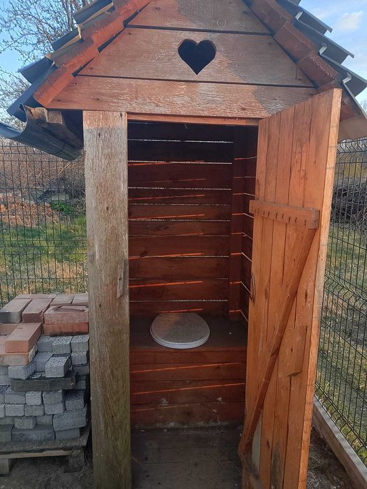 Toaleta drewniana na budowę