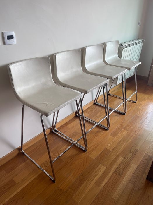 4 bancos altos Ikea Bernhard