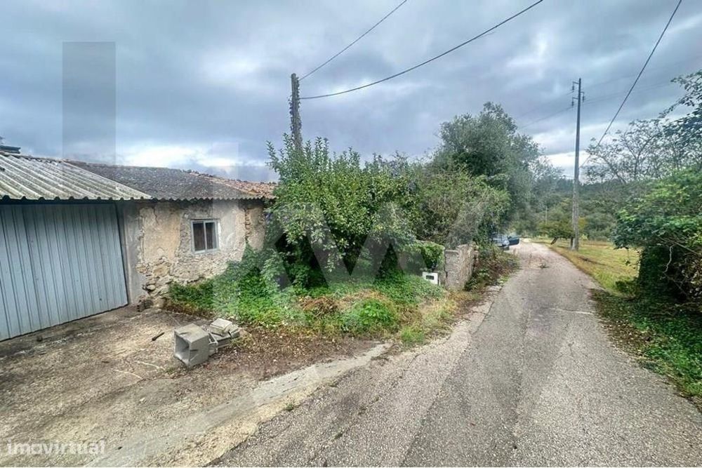 Moradia T2 para recuperar em Santo Ibério, Pombal, Leiria com terreno