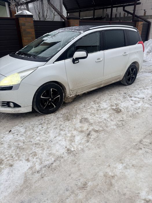 Peugeot 5008 2011 року