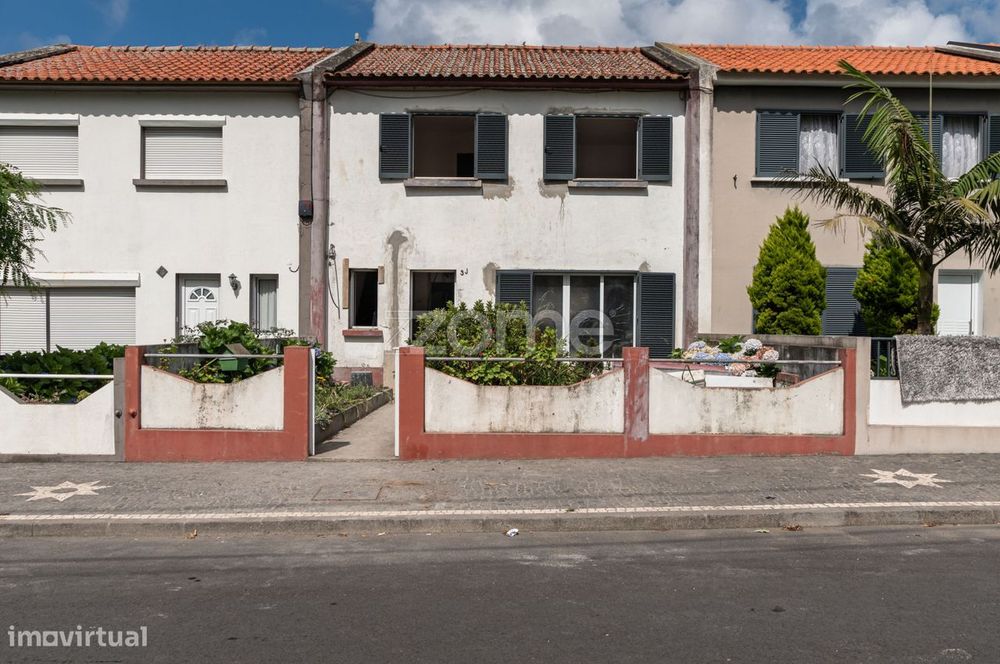 Moradia T3 Renovada com Quintal em Santo António