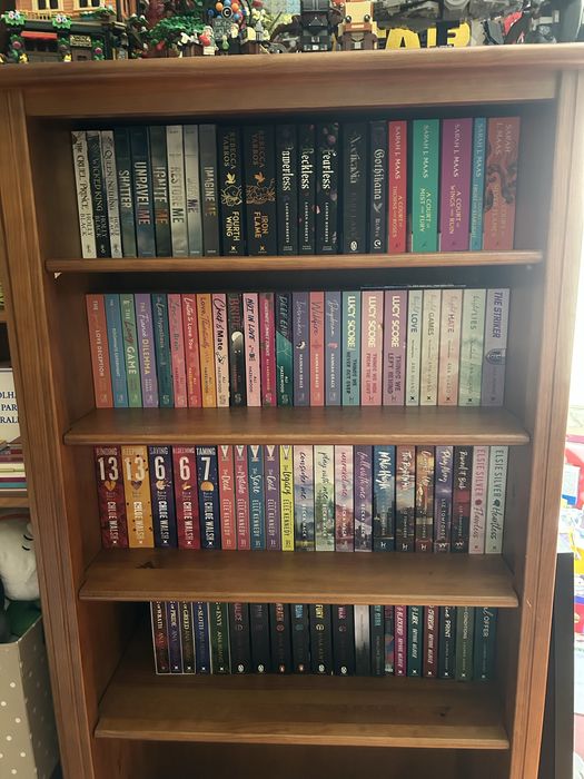 Estante de livros espaçosa