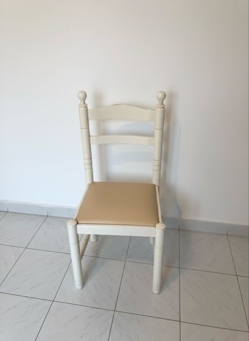 Conjunto Mesa com 3 cadeiras brancas