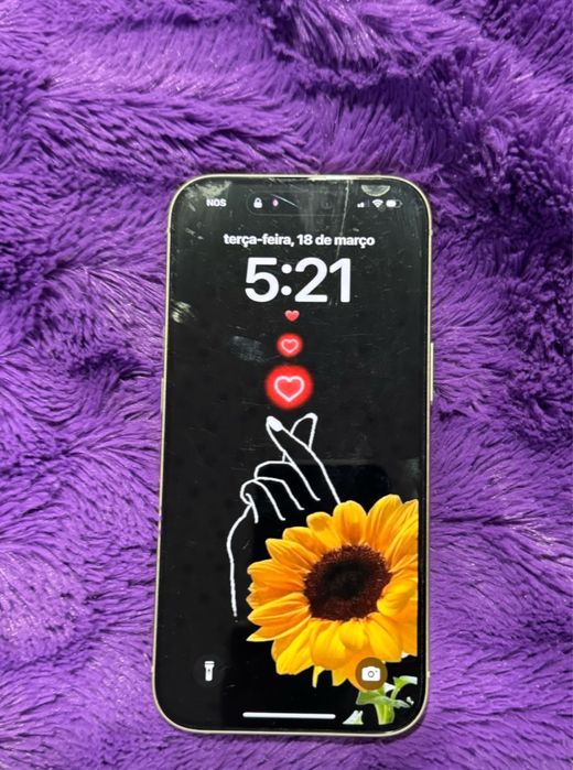 i Phone 15 amarelo na parte de traz, carregador incluido.