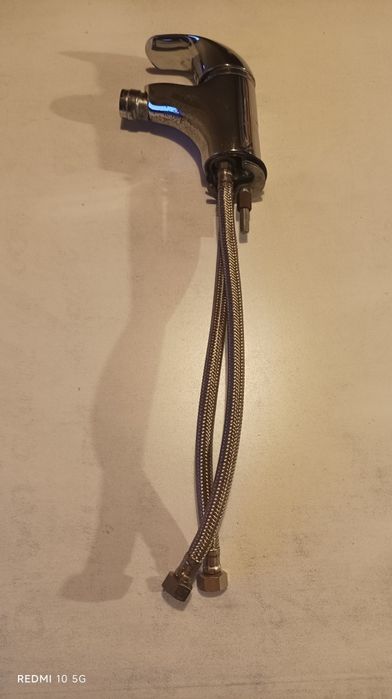Torneira de casa de banho, com bichas,usada,mas em muito bom estado.
