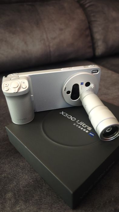 Vivo x 300 ultra 12 gb RAM mais 256 + kit